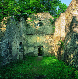 Am Fuße des Klosterberges Arnstein, in der Nähe der Gemeinde Seelbach, liegt am linken Ufer der Lahn die Ruine der Margarethenkirche.