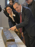 Kulturminister Konrad Wolf präsentiert die gefundenen Hölzer © GDKE – Rheinisches Landesmuseum Trier, Th. Zühmer