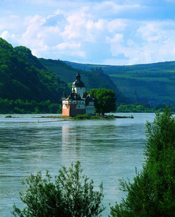 Die Burg Pfalzgrafenstein erinnerte den französischen Schriftsteller Victor Hugo an ein steinernes Schiff, das für immer vor Anker gegangen sei.