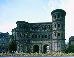 Um 1041/42 baute man das „Schwarze Tor“ in eine Doppelkirche um.