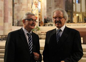 Zwei Männer vorm Altar im Speyerer Dom