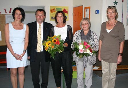 Mit vielen guten Wünschen sagte Bürgermeister Rainer Buttstedt „Tschüss“ gegenüber Brigitte Bube (3.v.r.) und Hannelore Senn (2.v.l.). Die Kindergartenleitung übernimmt Claudia Ortheil (rechts). Links im Bild, die heutige Fürthener Kindergartenleiterin Gabi Kaiser-Sevenich, die erste Praktikantin bei Bube und Senn. 