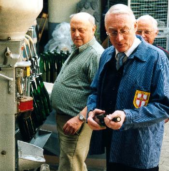 Oberbürgermeister beim Weinabfüllen