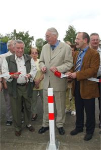 Oberbürgermeister Dr. Eberhard Schulte-Wissermann durchschnitt das Band zur Eröffnung der neugestalteten Anlage an der Universitätsstraße.