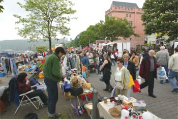 Szene vom Flohmarkt am Peter-Altmeier-Ufer - Foto: Frey Pressebild