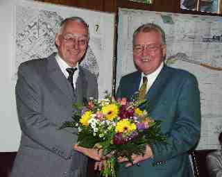 Dieter Muscheid erhält von OB Dr. Eberhard Schulte-Wissermann einen Blumenstrauss zu seinem Geburtstag 