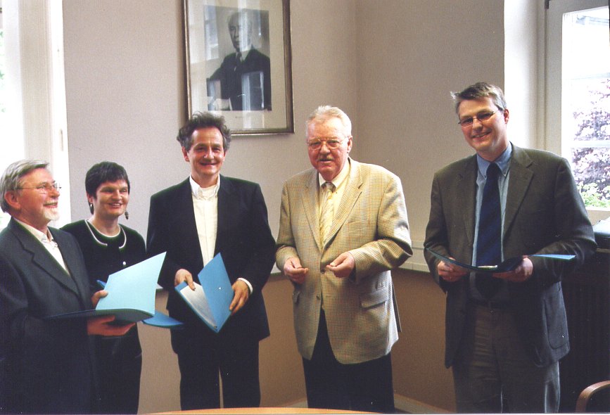 ( Bild v. links n. rechts ) Pater Damasus Pilarek vom Seraphischen Liebeswerk Koblenz, Ulrike Hirsch, Haus Niedersburg in Boppard, Harald Mader - Helmer vom Koblenzer Jugendhilfswerk, Bürgermeister Muscheid und Direktor Dr. Wolfgang Kues vom Caritasverband unterzeichneten eine Kooperationsvereinbarung