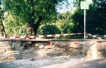 Vandalismus: Mauer zerstört