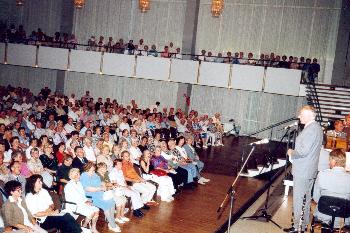 Die Rhein-Mosel-Halle bis auf den letzten Platz gefüllt beim Volksliedernachmittag