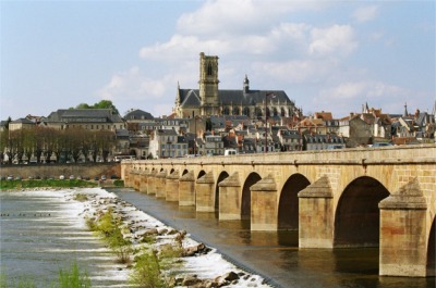 Nevers - Kathedrale und Brücke