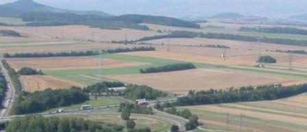 Luftbild aus südöstlicher Richtung - Im Vordergrund Autobahnauf/-abfahrt A61 Koblenz-Metternich