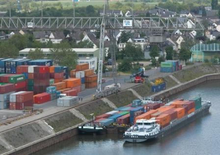 Containerschiff im Rheinhafen