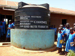 Wassertank an Schule in Kenia