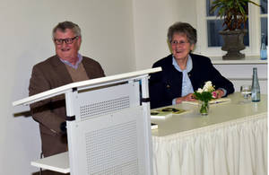 Sr. Lea Ackermann mit Hans Peter Schössler