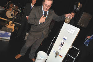 Prof. Dr. Franz-Bernd Frechen mit dem Wasserrucksack „PAUL“ © Peter Seydel

