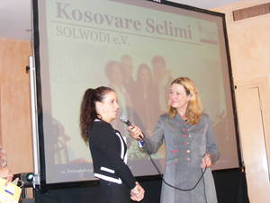 Preisträgerin Kosoware Selimi mit Moderatorin Heike Boomgaarden 