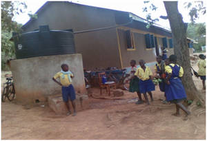 Der Wassertank auf dem Bild wurde den Schulen in Busia vom Bildungsministerium geschenkt. Er ist allerdings sehr klein und kann nicht viel Wasser speichern. Das Wasser wird hauptsächlich von den Lehrern und für die Zubereitung des Schulessens genutzt. Der Niederschlag ist saisonal. 

