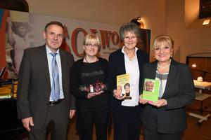 Margit Sponheimer mit ihrem Pianisten, Sr. Dr. Lea Ackermann, Soroptimisten-Präsidentin Petra Lambertz (Cochem) 
Fotos © SOLWODI Deutschland e.V./Seidel (Wochenspiegel)