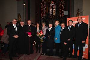 (v.l.) Landtagspräsident Hendrik Hering, Dechant Her-mann Josef Ludwig, Bischof Dr. Stephan Ackermann, Ministerpräsidentin Malu Dreyer, Sr. Dr. Lea Acker-mann, Sr. Annemarie Pitzl, MdL Julia Klöckner, Musi-ker Django Reinhardt, Bürgermeister Dr. Walter Ber-sch, MdE Norbert Neuser                
© Foto Seydel