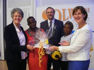 Sr. Lea Ackermann, Susan Etisi Jericho und Ruth Waithera Gitau  mit Walter Burger und Heike Barjenbruch