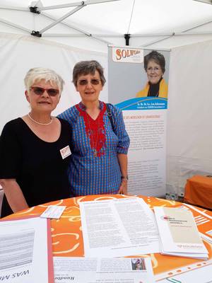 Sr. Annemarie Pitzl und Lisa Monnerjahn am SOLWODI-Stand