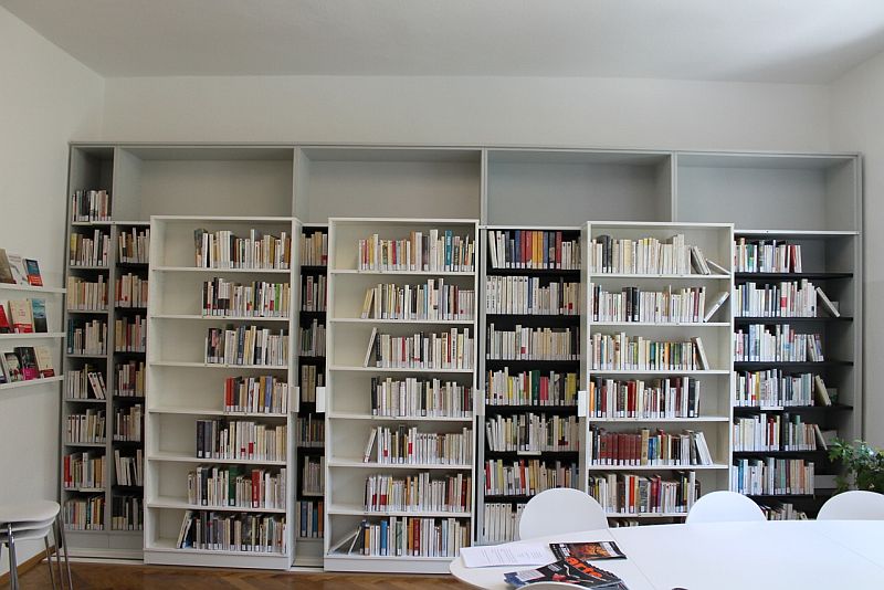 Bücherregale in der bibliothèque francaise, Foto © Agnes Wittner