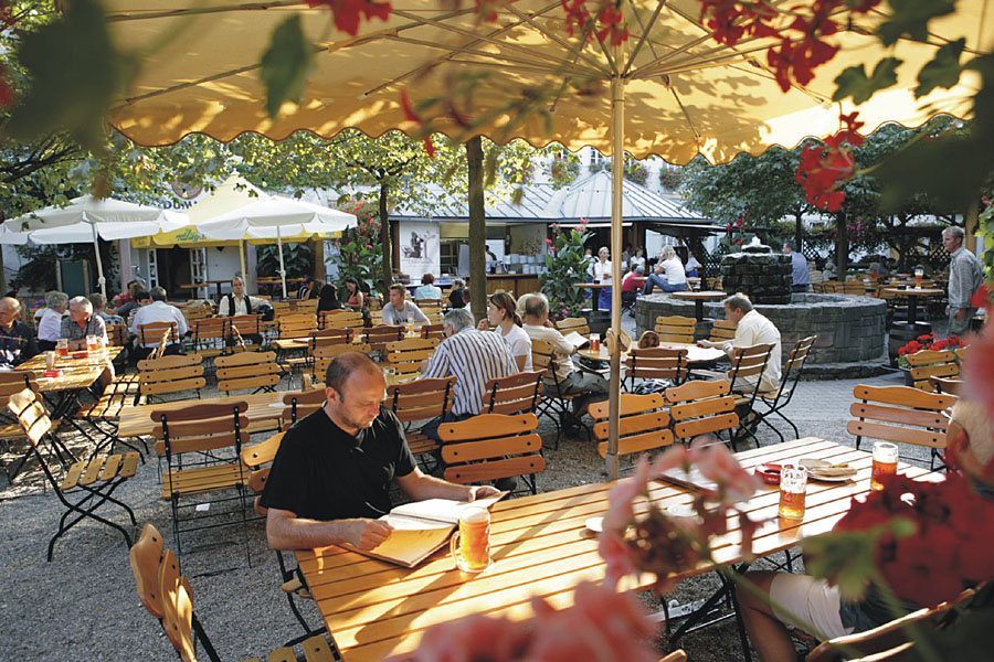 Gäste im Domhof Biergarten, © Domhof