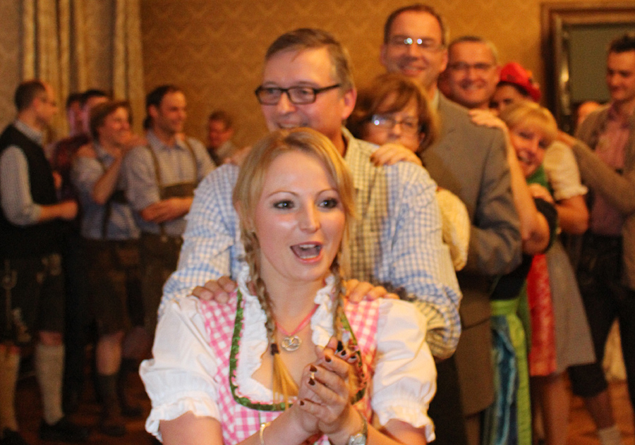 Neuer Weltrekordversuch in Speyer: Dirndl-Lederhosen-Polonaise zum Brezelfest 2014