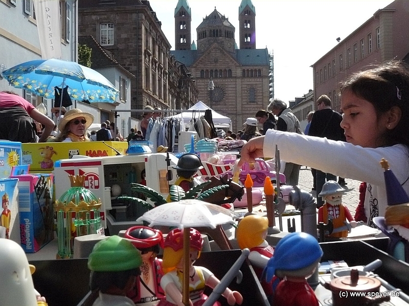 Flohmarktstand mit Spielsachen vor der Kulisse des Domes, © Stadt Speyer