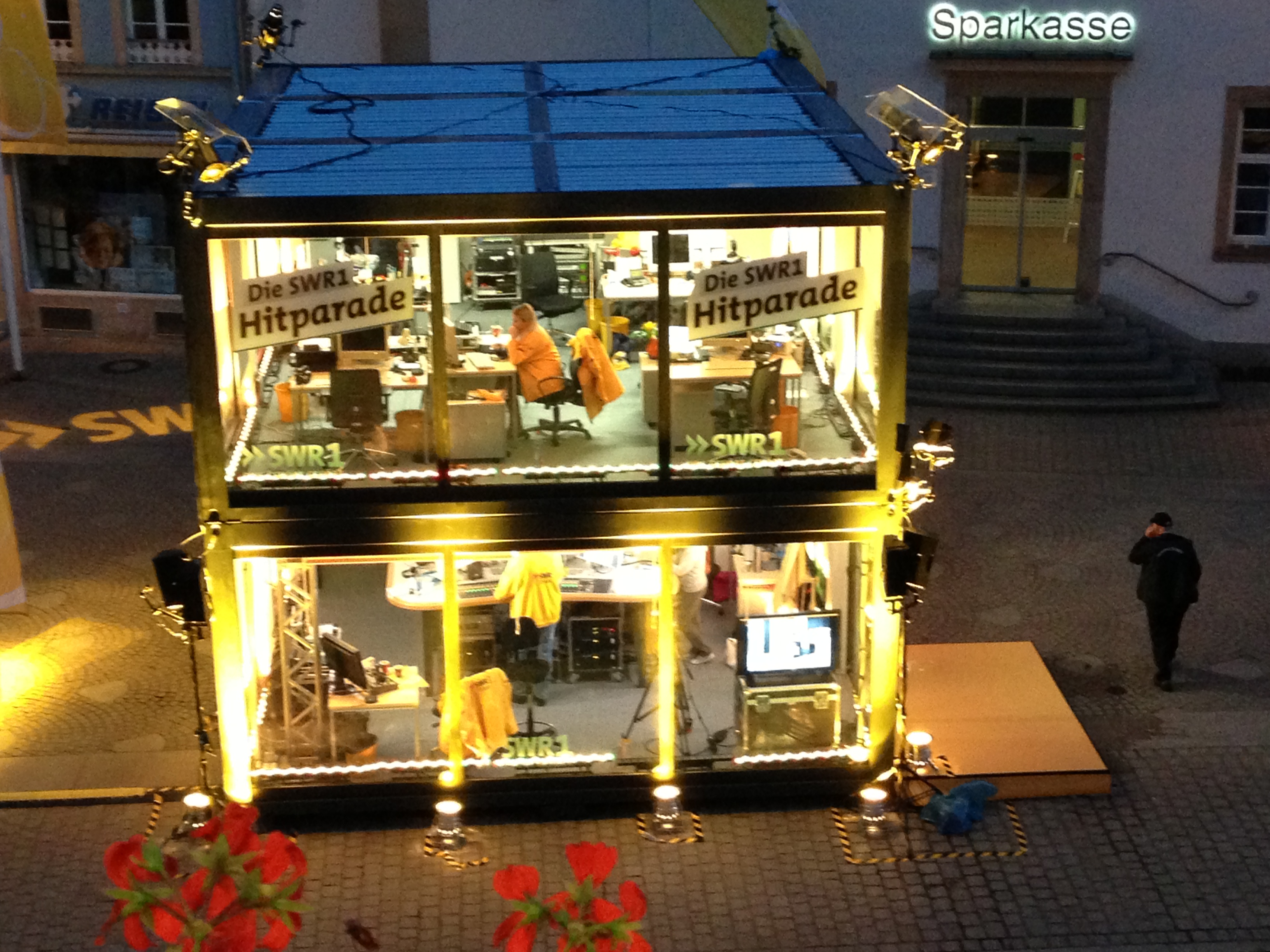 Gläsernes Studio in der Abenddämmerung @Stadt Speyer