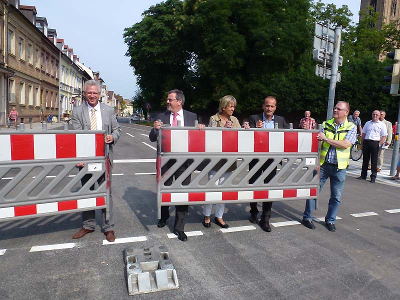 SWS Geschäftsführer Wolfgang Bührung, OB Eger, Vertreterin Baufirma Helmut Schön, Stadtentwickler Bernd Reif, Helmut Reimer (Leiter der Tiefbauabteilung) bauen die Straßensperrung in der Schützenstraße ab, © Stadt Speyer