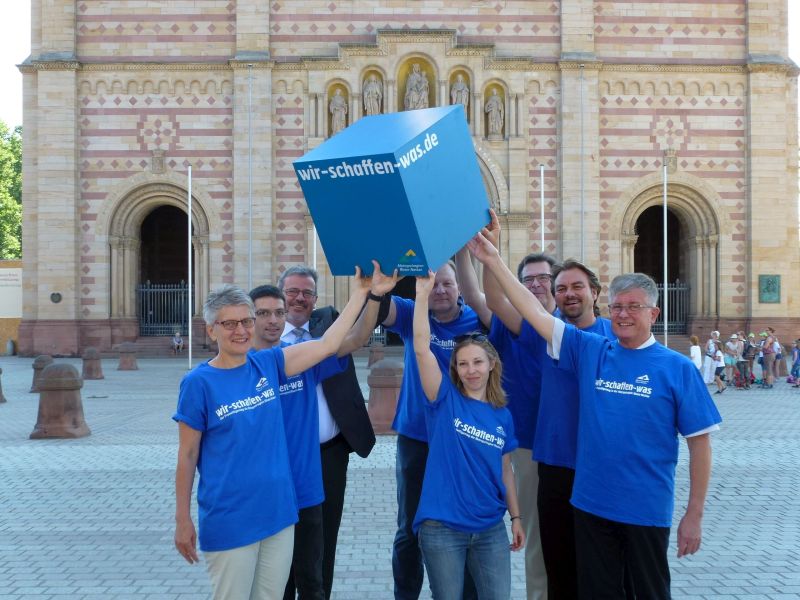 Gruppenbild mit blauem Aktionswürfel: OB Eger und Projektpartner, © Stadt Speyer