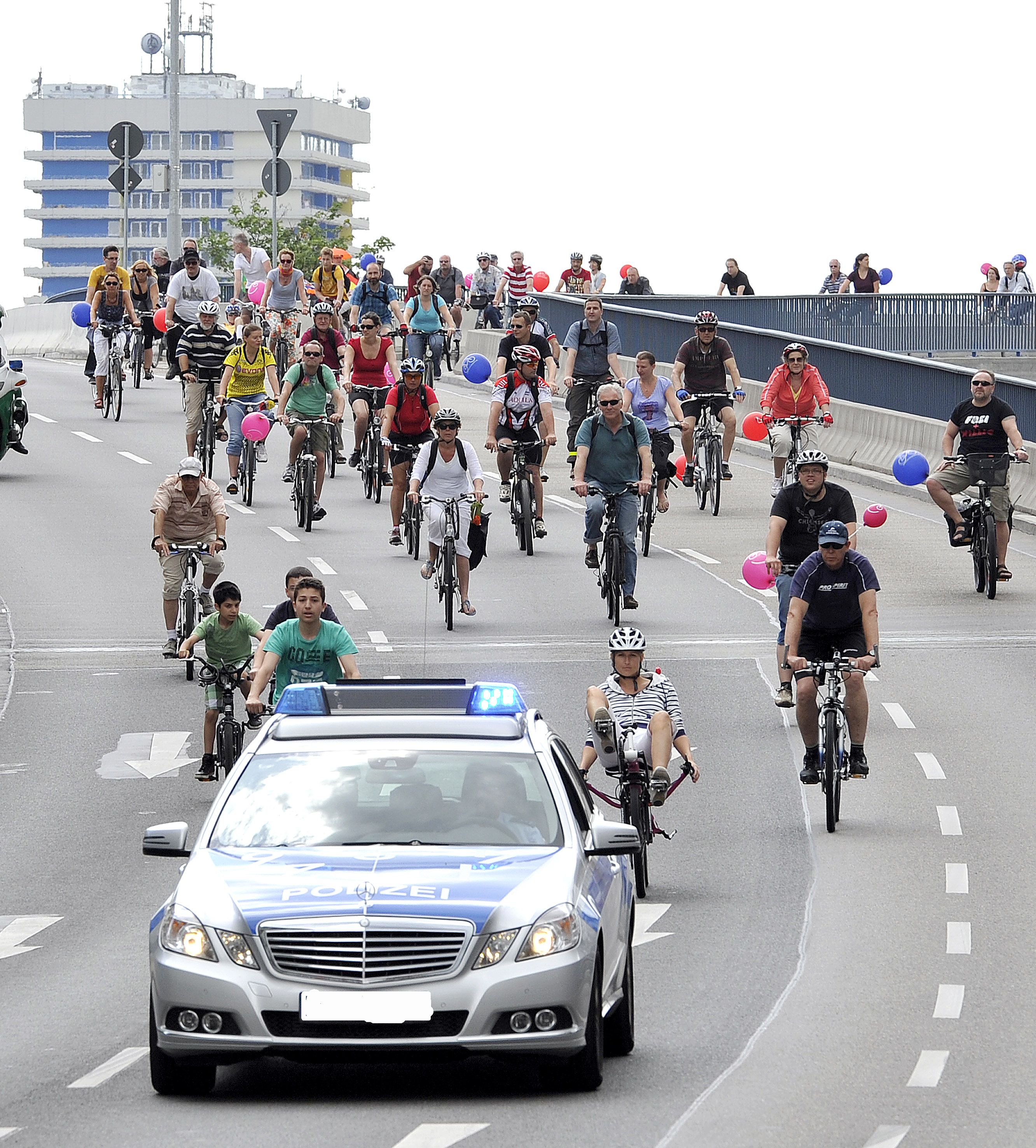 Radler werden bei Sternfahrt von der Polizei begleitet, Foto © STADTMANNHEIM , Geschäftsstelle Radjubiläum 2017