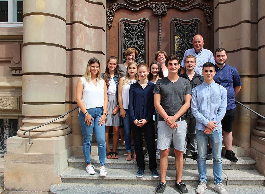 Gruppenfoto vor dem Stadthausportal: BM Monika Kabs mit den neuen Azubis der Stadtverwaltung, Foto © Stadt Speyer