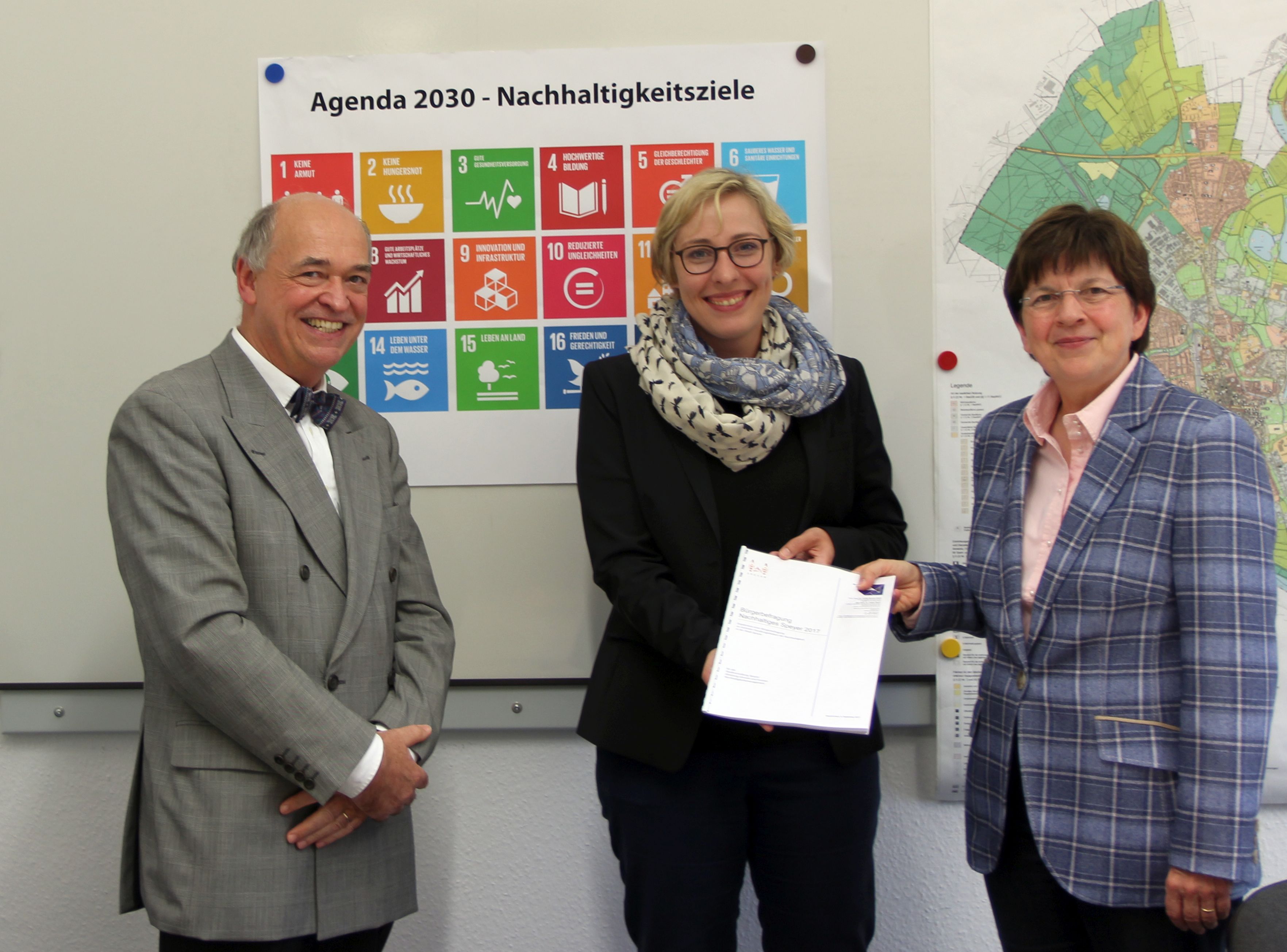 Gruppenbild v.li.: Prof. Dr. Dieter Beck, Beigeordnete Stefanie Seiler, Dr. Ulrike Becker-Beck Foto © Stadt Speyer