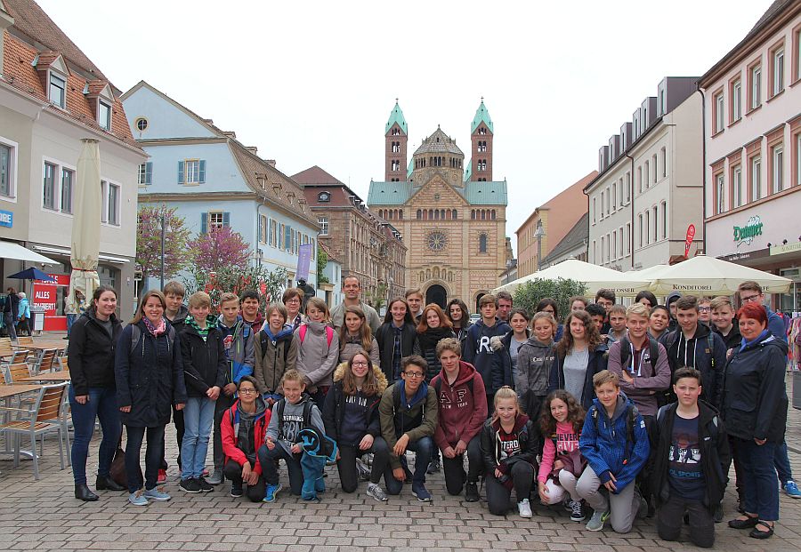 Gruppenbild mit Bürgermeisterin Monika Kabs auf der Maximilianstraße, Foto © Stadt Speyer