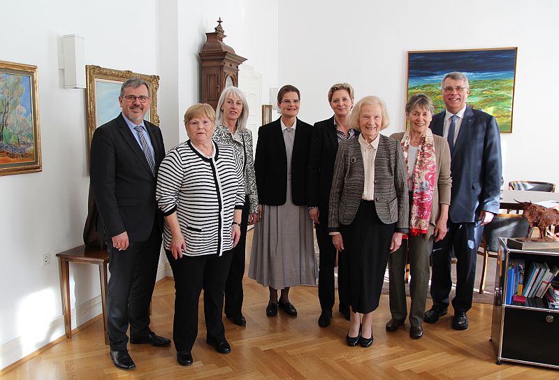 OB Hansjörg Eger, Christa Benz, Anette Schmidt, Sr. Isabelle Wien, Sibylle Deege, Isolde Wien, Ursula Wörn, Kirchenpräsident Christian Schad, Foto © Stadt Speyer