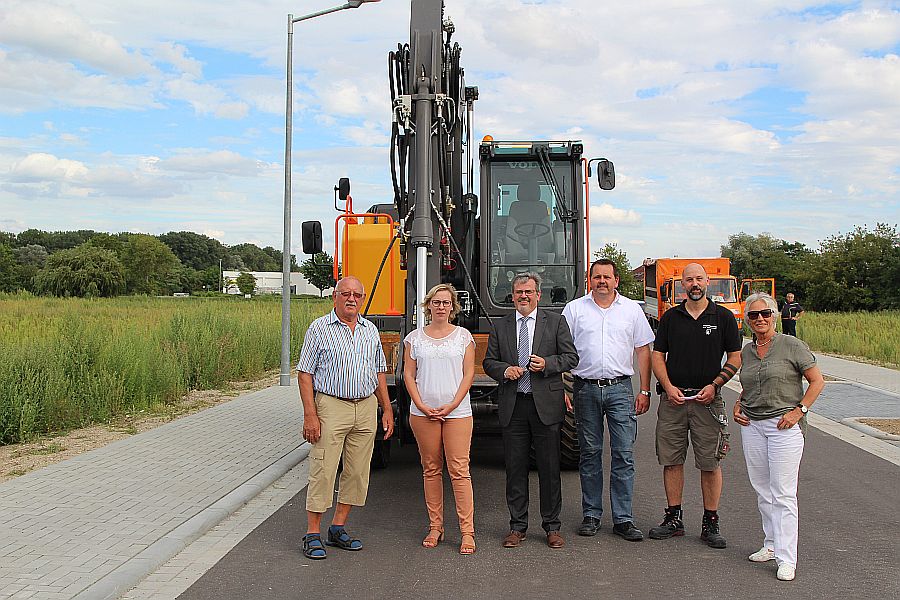 Gruppenbild mit Bagger: v.li.n.re.:  Stadtrat Friedel Hinderberger, Beigeordnete Stefanie Seiler, OB Hansjörg Eger, Johannes Merz, Christian Hanemann, Stadträtin Helga Spitzer, Foto © Stadt Speyer