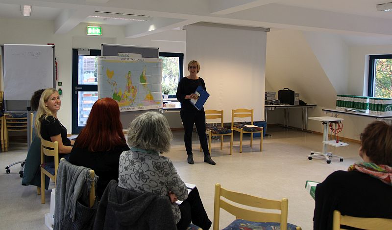 Beigeordnete Stefanie Seiler begrüßt die Schulungsteilnehmerinnen, Foto © Stadt Speyer