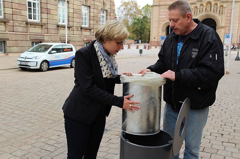 Beigeordnete Stefanie Seiler und Peter Gerlach vom Baubetriebshof begutachten den Innenbehälter der Abfalleimer, Foto © Stadt Speyer 