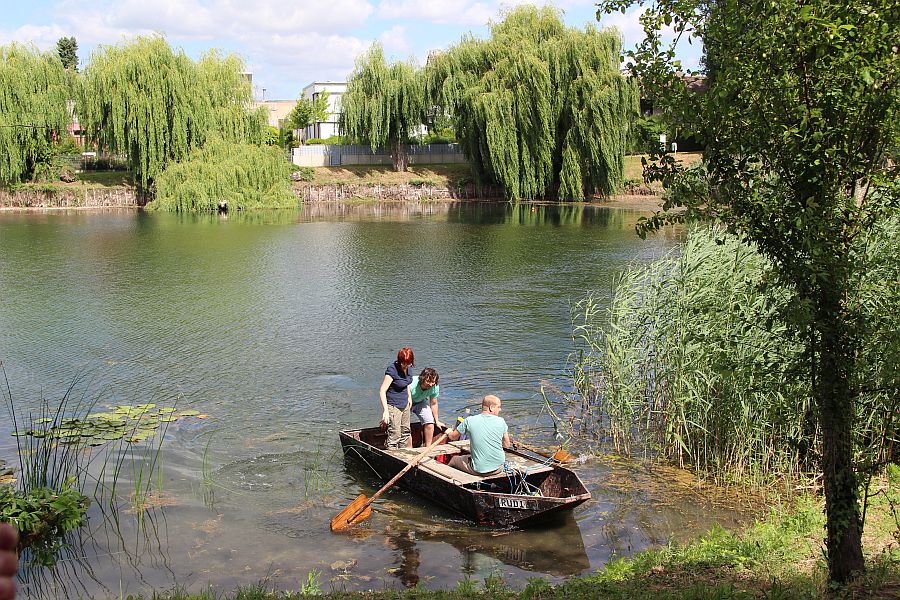 Wissenschaftler fahren mit dem Nachen auf dem Russenweiher, Foto © Stadt Speyer