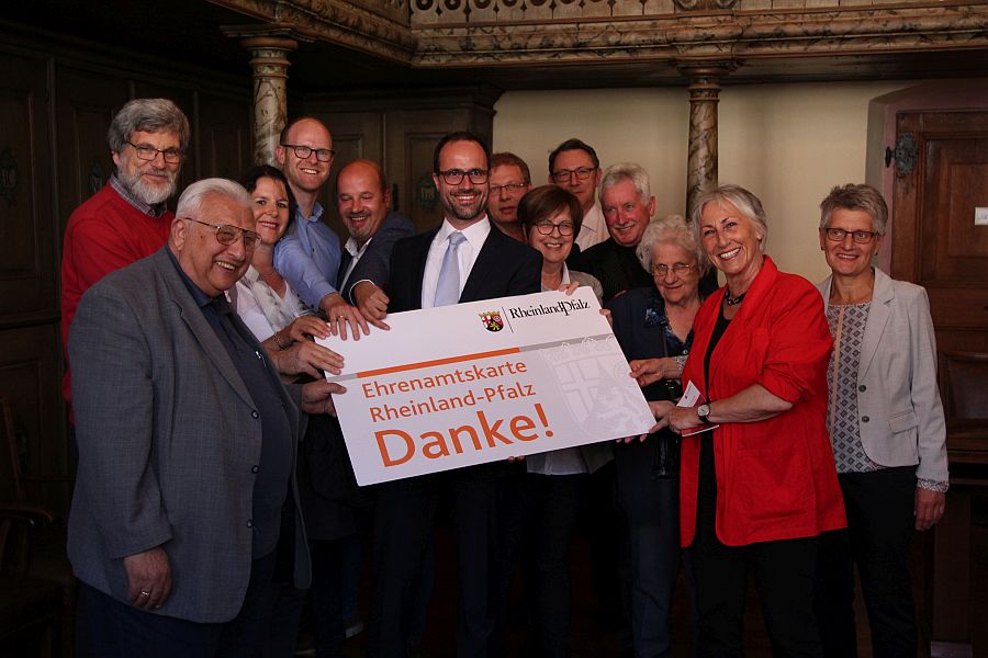 Gruppenbild mit Ehrenamtskarte, Mitte Staatssekretär Clemens Hoch und Bürgermeisterin Monika Kabs, © Stadt Speyer