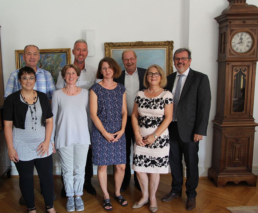 Gruppenbild v.li. n.re. R.1 Simone Kratzin, Alexandra Bayer, Sandra Böhm, Silvia Schmitt,  v.li. n.re. R2: Personalratsvorsitzender Martin Flörchinger, Andreas Eberhardt, Erwin Schuster, OB Hansjörg Eger