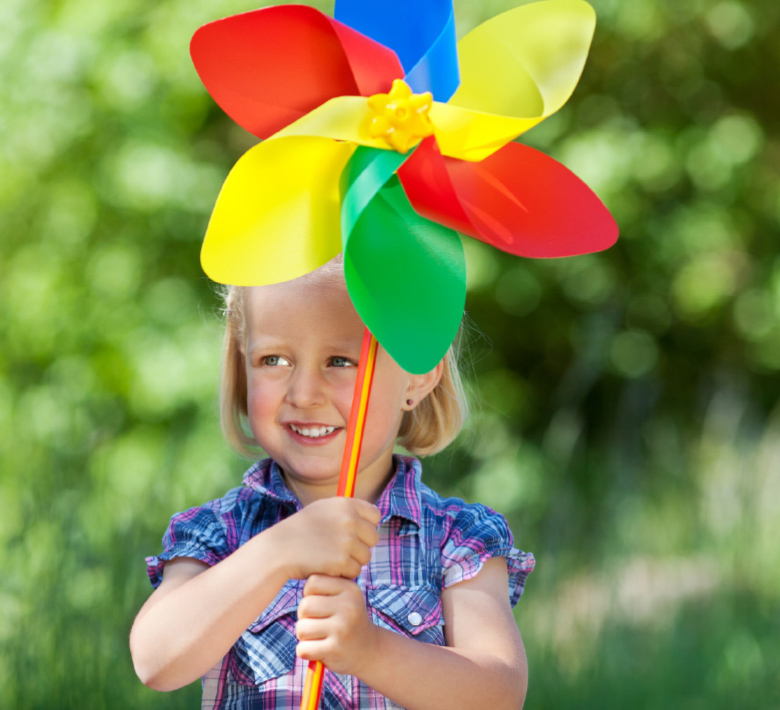 Mädchen mit einer Windmühle, © contrastwerkstatt - Fotolia.com