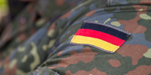 Deutsche Flagge auf dem Oberarm eines deutschen Soldaten in Soldatenuniform