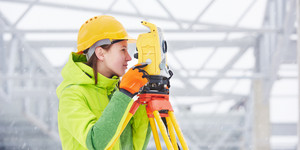 Ein junge Frau vermisst eine Baustelle