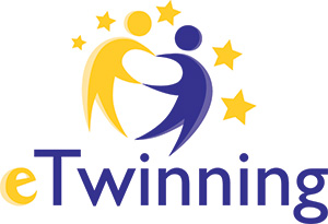 Logo des Europäischen Programms: "eTwinning". eTwinning ist die Gemeinschaft für Schulen in Europa. Das Logo zeigt ein Symbol von zwei Figuren in gelb und blau die sich die Hände geben und sind mit Sternen umrahmt. Die Sterne symbolisieren die Europäische Union. 