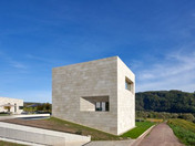 Modernes, kubisches, weißes Gebäude vor blauem Himmel