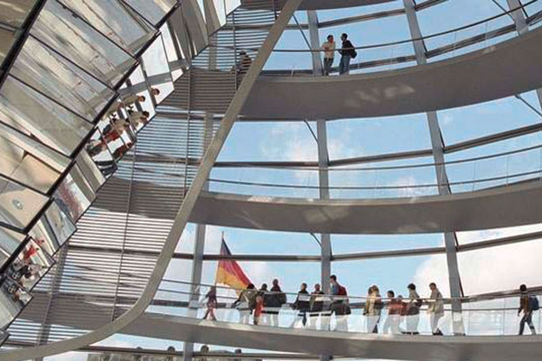 Besuchergruppe mit Deutschlandfahne in Reichstagskuppel Foto: Deutscher Bundestag / Stephan Erfurth