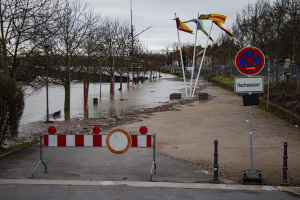 Sperrung von Uferwegen auf Grund des Rheinhochwassers